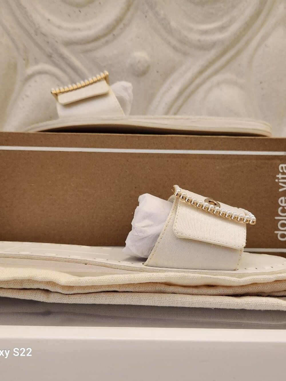 Dolce Vita "Dasa" Pearl Vanilla Silk Sandals. NIB. Size 9